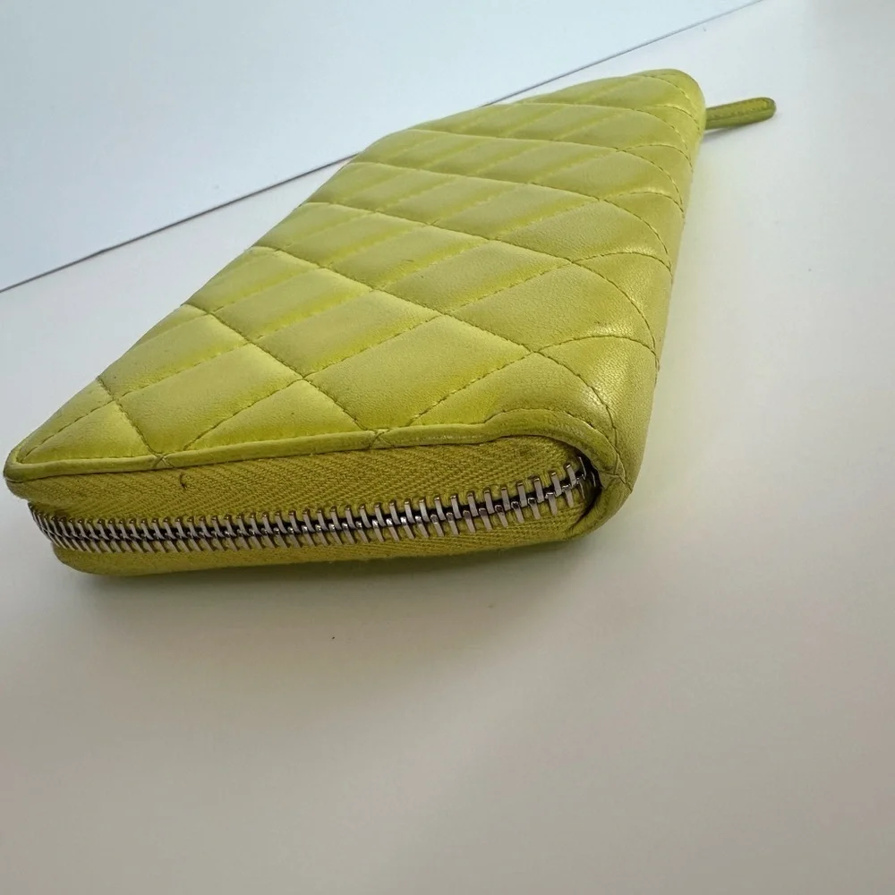 Chanel Pre-loved Diamond-Quilted Wallet in yellow lambskin leather